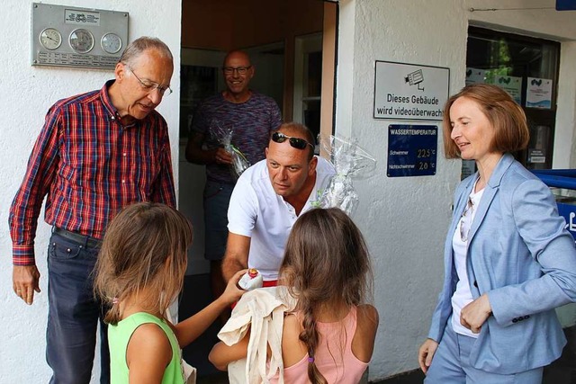 Klaus Rckauer und seine zwei Enkelinn...0ste Besucher in dieser Freibadsaison.  | Foto: FSB