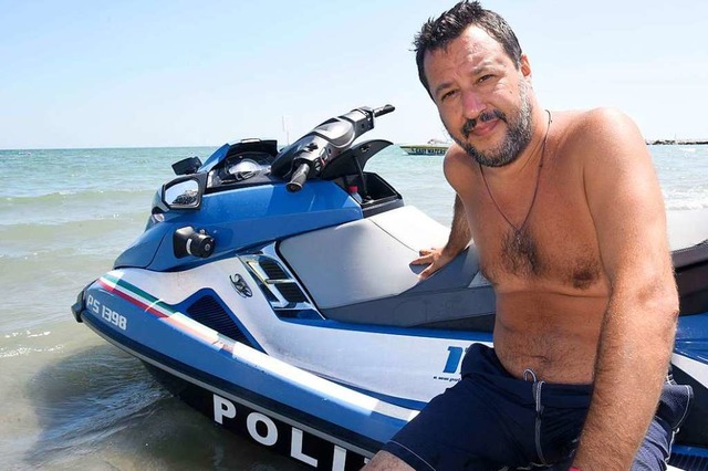 Mit Buchlein am Strand: Der amtierend...r Matteo Salvini von der rechten Lega.  | Foto: Stefano Cavicchi, Lapresse.Foto S (dpa)