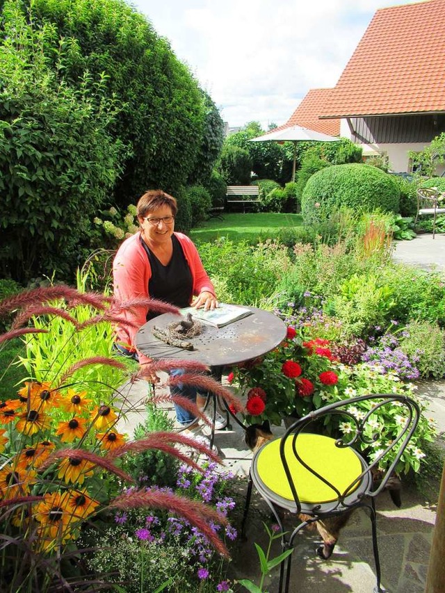 Ute Briegel mit einer Gartenzeitschrift in ihrem kleinen Paradies  | Foto: Elena Borchers