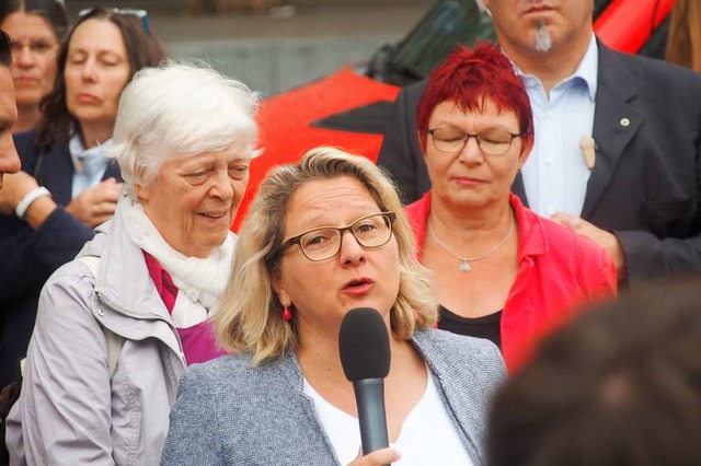 Die Bundesumweltministerin im Gesprch mit Brgern in Freiburg.  | Foto: Markus Donner