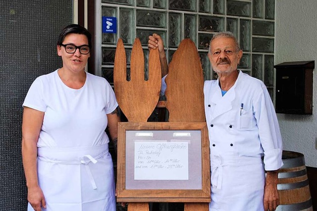 Doreen Schmidt und Giuseppe Brescia si...er Vereinsgaststtte des FV Haltingen.  | Foto: Thomas Loisl Mink