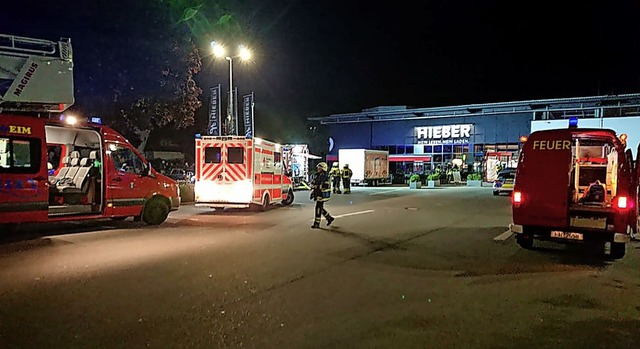 Die Mllheimer Feuerwehr wurde wegen e...arms zum Tatort Hieber-Markt gerufen.   | Foto: Volker Mnch