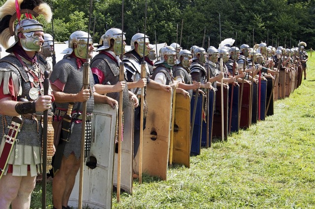 Bewehrt mit Schild, Helm und Federbusc... sich die Gladiatoren beim Rmerfest.   | Foto: Boris Burkhardt
