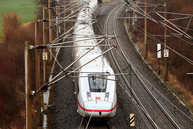 Ein ICE 4 befhrt die Bahnstrecke Gtt... westlich von Hildesheim (Symbolbild).  | Foto: Holger Hollemann