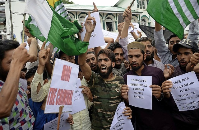 Muslime protestieren in Srinagar bei e...dgebung gegen die indische Regierung.   | Foto: STR (AFP)