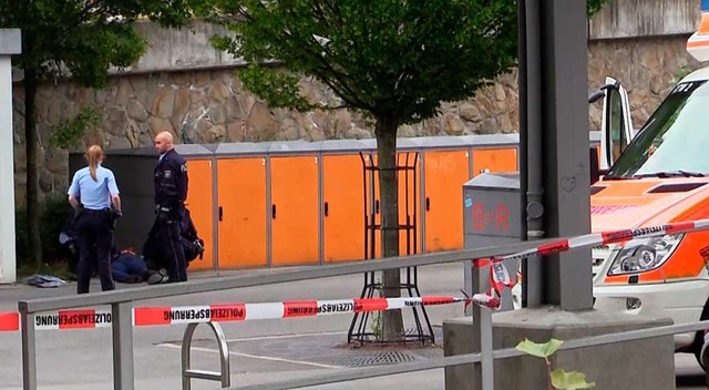Polizisten stehen am Stadtbahnhof Iser...sind zwei Menschen ums Leben gekommen.  | Foto: Frank Bauermann (dpa)