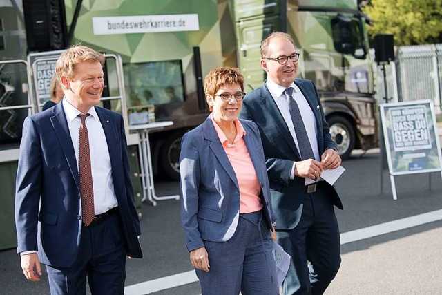 Richard Lutz (links), Vorstandsvorsitz...los in Uniform die Bahn nutzen knnen.  | Foto: Jrg Carstensen (dpa)