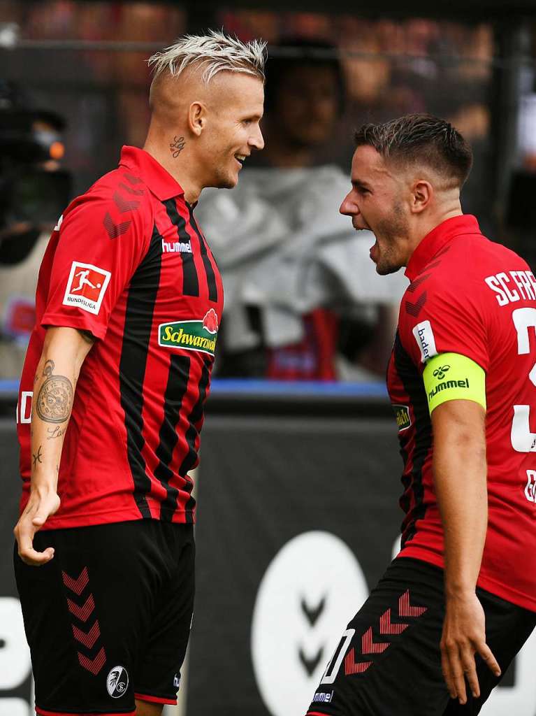 Nur eine Minute spter jubelt das Schwarzwaldstadion erneut: Jonathan Schmid hat das 2:0 erzielt. Christian Gnter beglckwnscht den Rckkehrer.