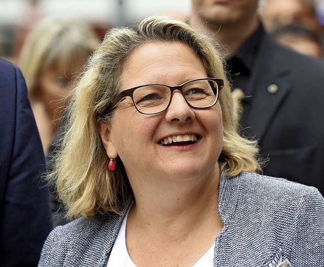 Umweltministerin Svenja Schulze (SPD) ... Platz der Alten Synagoge in Freiburg.  | Foto: Rita Eggstein