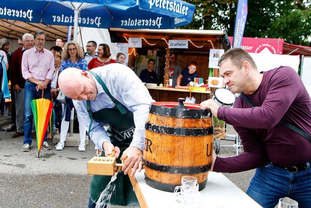 Kurt Schwendemann zapft das von der Ve...chaft gestiftete Freibier-Fsschen an.  | Foto: Heidi Fel