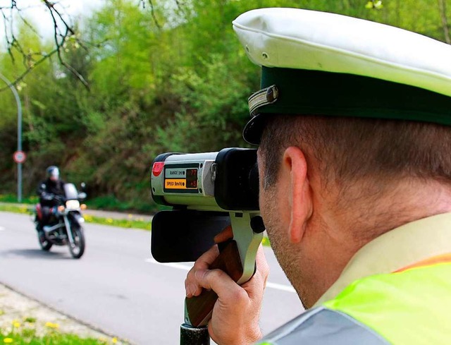 Mit Kontrollen will die Polizei gegen Raser im Schwarzwald vorgehen.  | Foto: A3446 Patrick Seeger