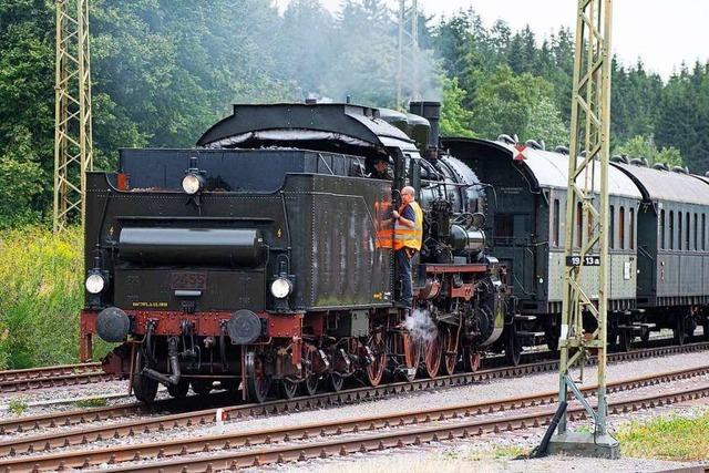 Fotos: Dampfloks und Oldtimer beim Bahnhofsfest in Seebrugg