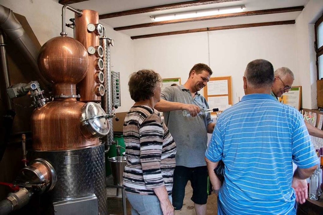 Eine der Stationen beim Schlendern durchs Dorf: Die Schnapsbrennerei  | Foto: Volker Mnch