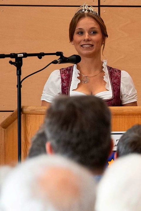 Weinprinzessin Jessica Himmelsbach freute sich ber die glserne Produktion.  | Foto: Volker Mnch