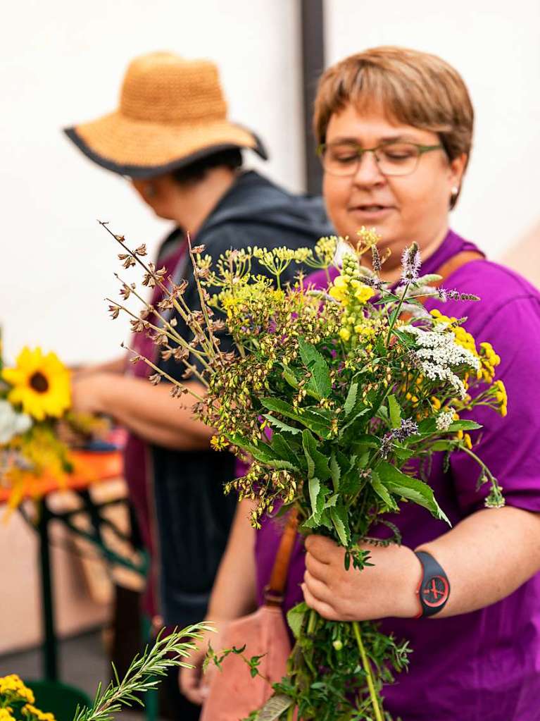 Sie duften schn, sind Augen- und Bienenweide und lassen sich vielfltig verarbeiten: Kruter. Auf dem Markt in Oberried erhielten sie sogar kirchlichen Segen – passend zu Mari Himmelfahrt am 15. August.