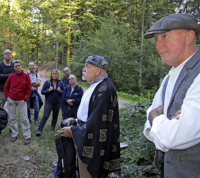 Roland Kroell (Mitte) und Wanderfhrer Bernd Khnel (rechts)  | Foto: Renate Griesser