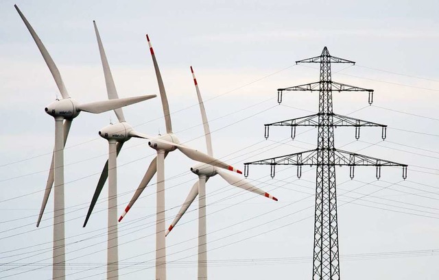 Windkraftwerke gehren zu den wichtigsten Quellen erneuerbarer Energien.   | Foto: Julian Stratenschulte (dpa)