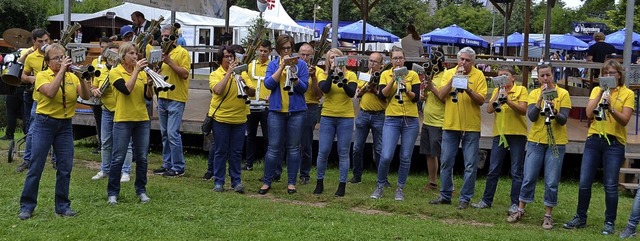 Die Bachschalmeien unterhalten beiderseits des Bachs.  | Foto: Liane Schilling