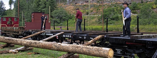 Mit Handarbeit wurde frher das Holz abgeladen.  | Foto: Wolfgang Scheu