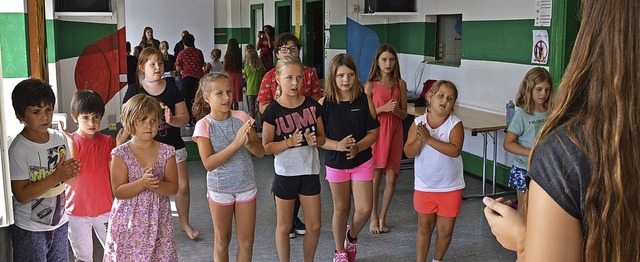 Zusammen mit Diplom-Schauspielerin Pet... ben die Kids die Choreographie ein.   | Foto: Horatio Gollin