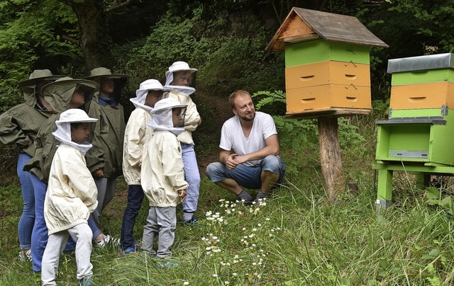Remo Trenkler erzhlt kindgerecht ber das Leben seiner Bienen.   | Foto: Martin Eckert
