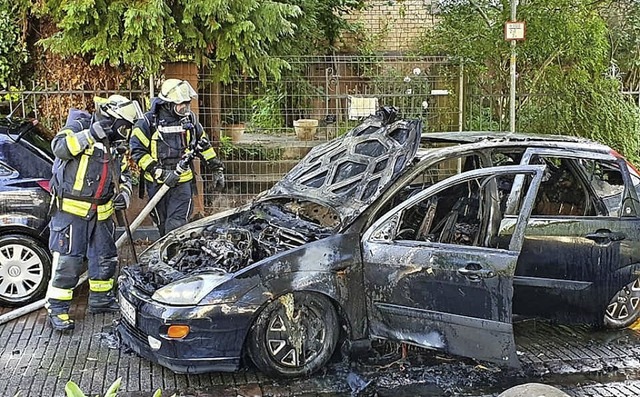 Das ausgebrannte Auto war nur noch Schrott.   | Foto: Karl ovacs