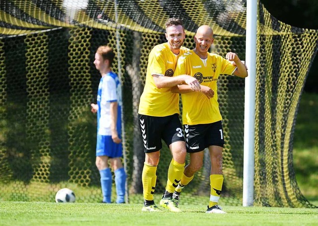 Ahmet Heffaoui (rechts) bejubelt sein 2:0 fr Wasenweiler.  | Foto: Patrick Seeger