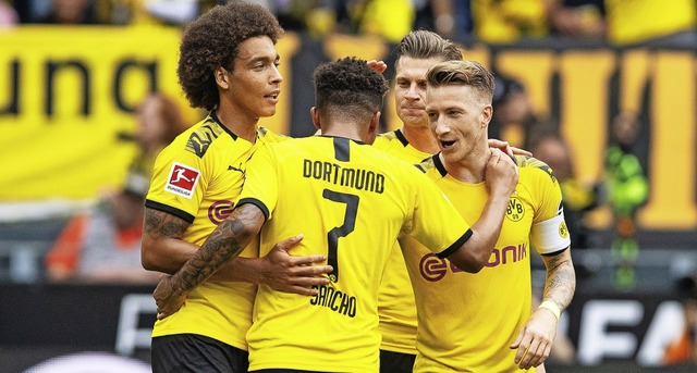 Marco Reus  bejubelt das 3:1 mit Lukas... Axel Witsel (von rechts nach links).   | Foto: Guido Kirchner (dpa)