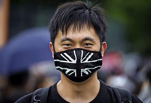 Ein Demonstrant am Sonntag in Hongkong  | Foto: Gregor Fischer (dpa)