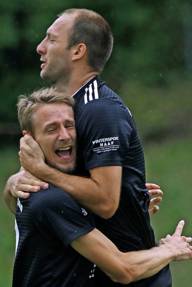 Der umtriebige Andrija Micic (rechts) ... mit VfR-Kapitn Moritz Reif sein 1:0.  | Foto: Matthias Konzok