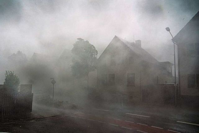 Nebel, Hagel, Starkregen &#8211; das s...he Langen inmitten des Gewittersturms.  | Foto: Frank Rumpenhorst (dpa)