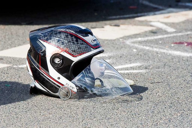 Der Fahrer wurde ber die Leitplanke g...were Beinverletzungen zu (Symbolbild).  | Foto: Julian Stratenschulte