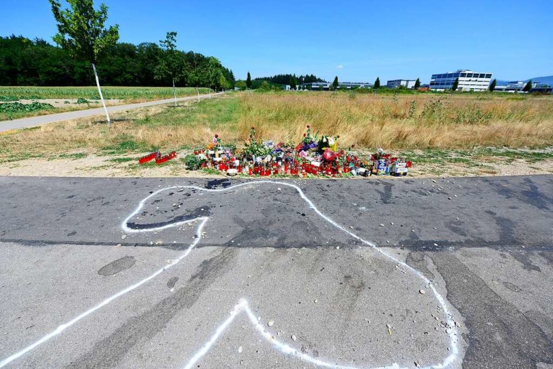 Am Fundort der Leiche des 24-Jhrigen ...ns Ende Juli Kerzen und Blumen nieder.  | Foto: Ingo Schneider