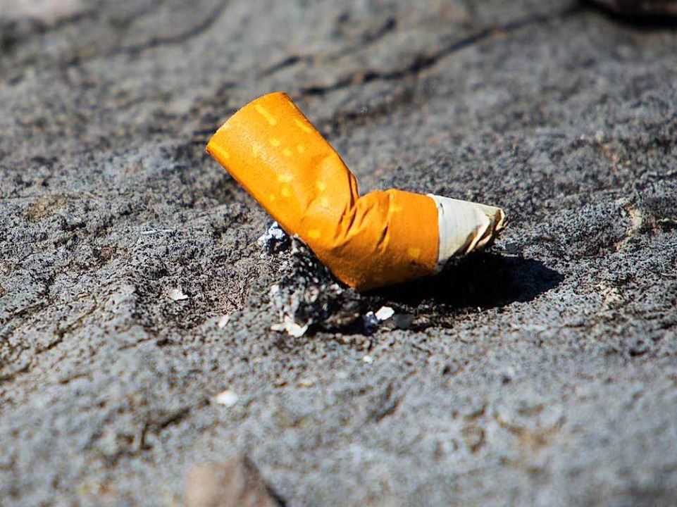 Sehr viele Zigarettenstummel landen au...ehwegen und in der Natur (Symbolbild).  | Foto: NikoEndres / stock.adobe.com