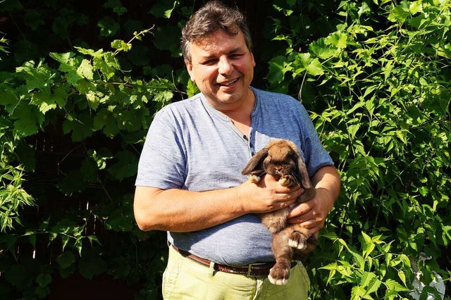 Peter Wunderle ist der Vorsitzende des...mig 120 Kaninchen bei sich zu Hause.  | Foto: Sara Ghring