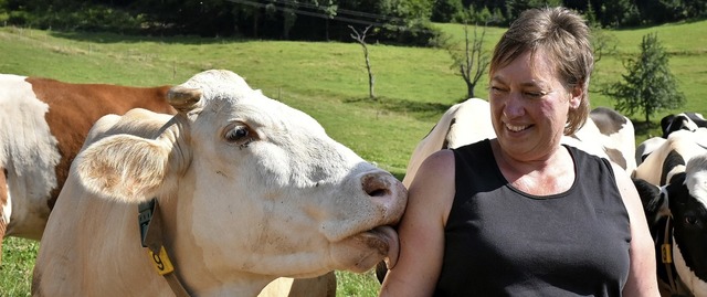 Die Zuneigung ist gegenseitig: Bettina Bhler mit einer der 50 Khe der Familie.  | Foto: Benedikt Sommer