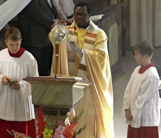 Pfarrer Linus Ibekwe inzensiert mit We...or er den Text der Gemeinde vortrgt.   | Foto: Erhard Morath