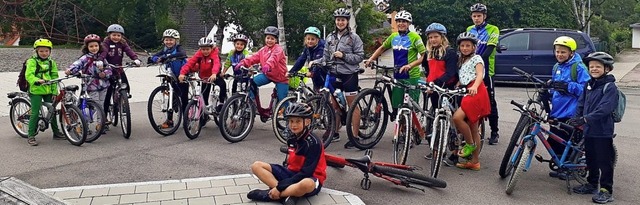 Hoch motiviert machten sich die jungen Radfahrer auf Tour.   | Foto: Kara Tiedemann