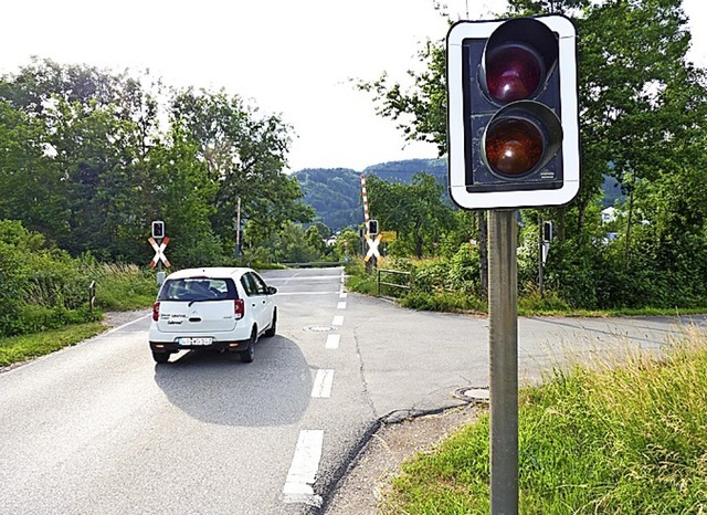 Die Sanierung der Fahrbahndecke im Bereich des  Bahnbergangs ist verschoben.   | Foto: Dirk Sattelberger