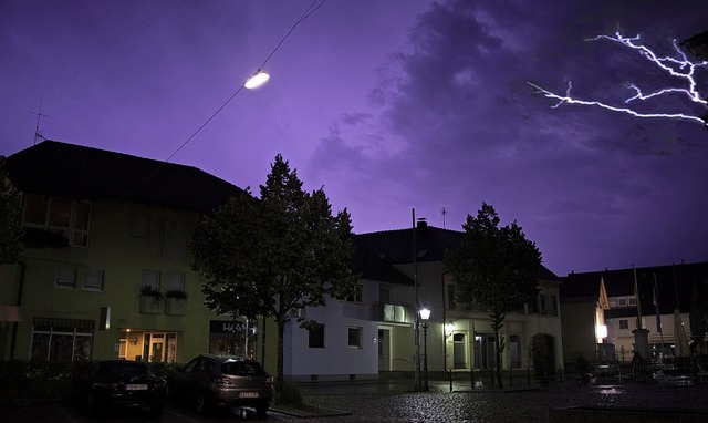 Heftige Blitze waren unter anderem in Mllheim zu beobachten.   | Foto: Volker Mnch
