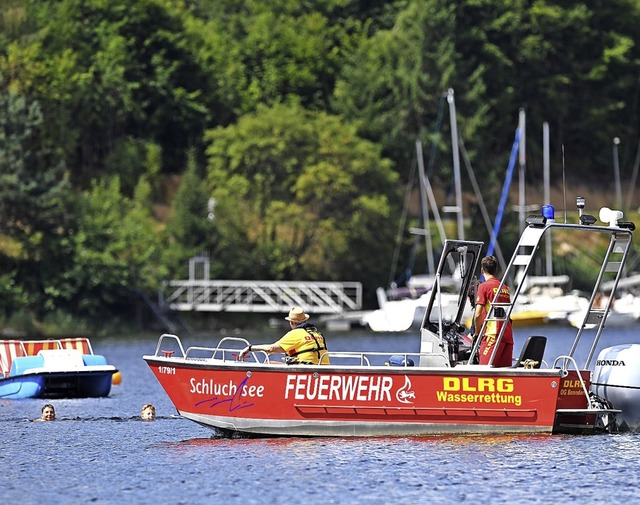 DLRG und Feuerwehr stehen am  Schluchs... und Freizeitkapitnen in Not helfen.   | Foto: Wolfgang Scheu