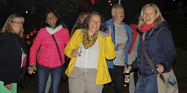 Einen lockeren Tanz wagten diese Gste bei der Open Air Disco beim Lichterfest.  | Foto: Andreas Bhm