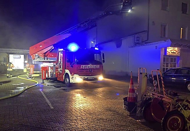 Der krftezehrende Groeinsatz der Feu...tscherstube dauerte ber zehn Stunden.  | Foto: Feuerwehr Weil am Rhein