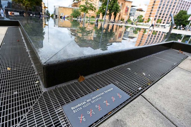 Seit zwei Wochen zeigen Schilder, was im Brunnen nicht geht.   | Foto: Rita Eggstein