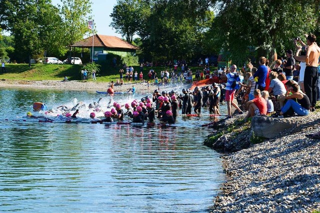 Fast 250 Teilnehmer starteten zum 29. ...e Mitteldistanz in den Mller-Badesee.  | Foto: Karl-Hermann Murst