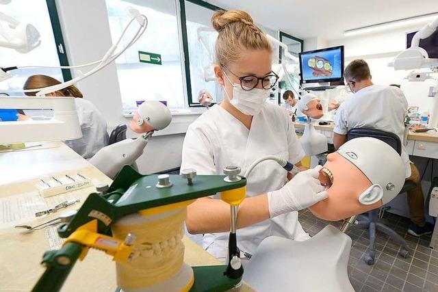 Zahnmedizin-Studierende der Uni Freiburg suchen Patienten zum Behandeln