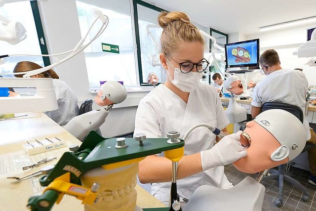 Im Zahnmedizin-Studium steht  auch Arbeit an Phantomkpfen auf dem Plan.   | Foto: Ingo Schneider
