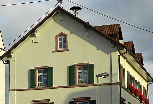 Die frhere Lehrerwohnung im Mappacher Rathaus umfasst die beiden oberen Etagen.  | Foto: Victoria Langelott