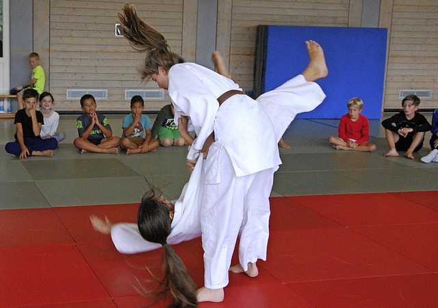 Bevor die Kinder selbst auf die Matte ...rle und Nina Bringmann Lust auf Judo.   | Foto: Dorothea Scherle