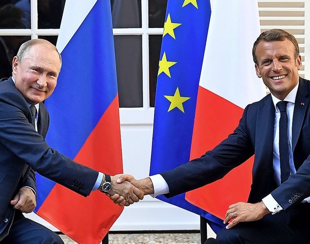 Wladimir Putin (links) am Montag zu Ga... Frankreichs Prsident Emmanuel Macron  | Foto: GERARD JULIEN (AFP)